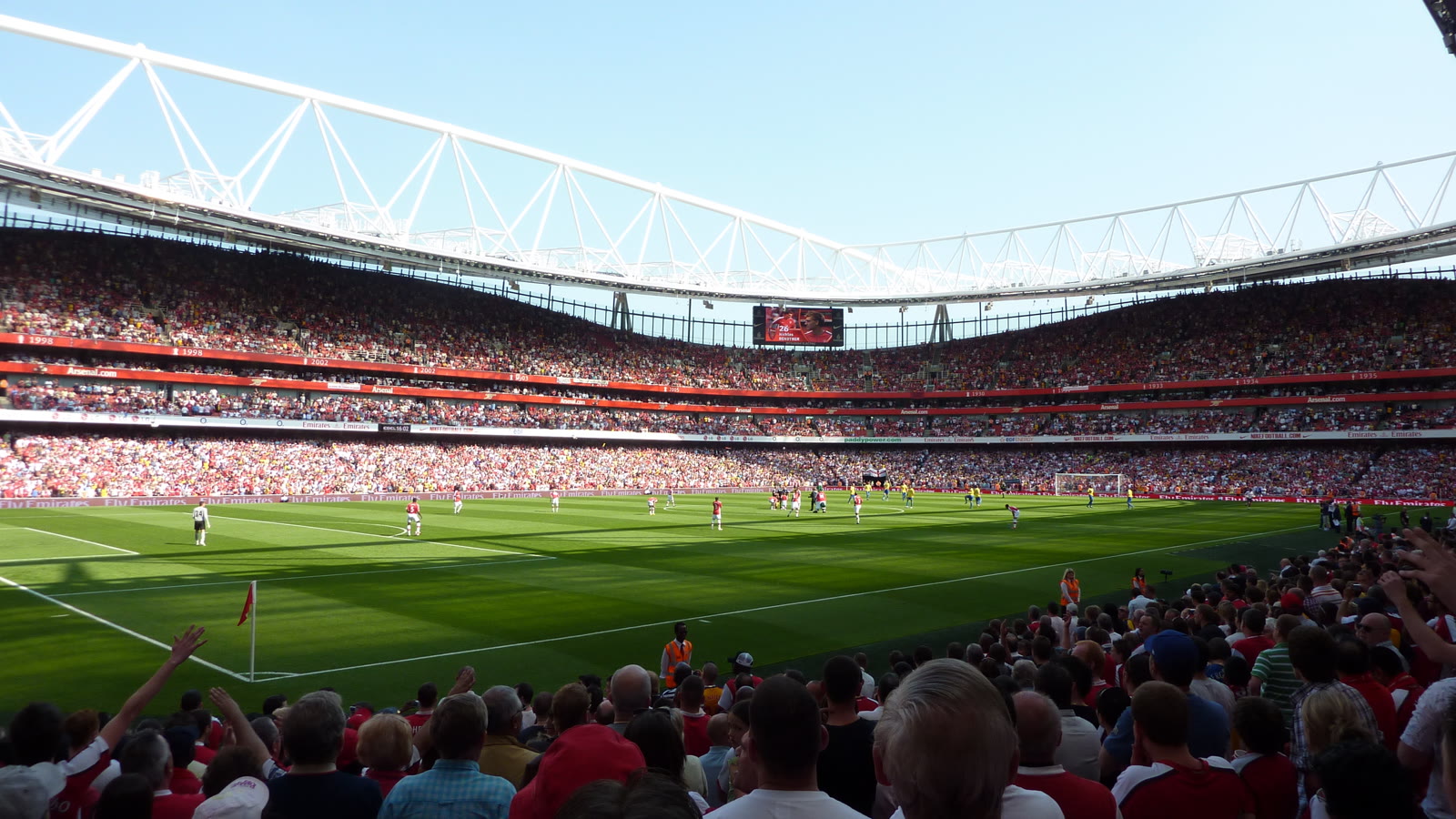 Fyldt tribune under en kamp på Emirates Stadium, Arsenals hjemmebane