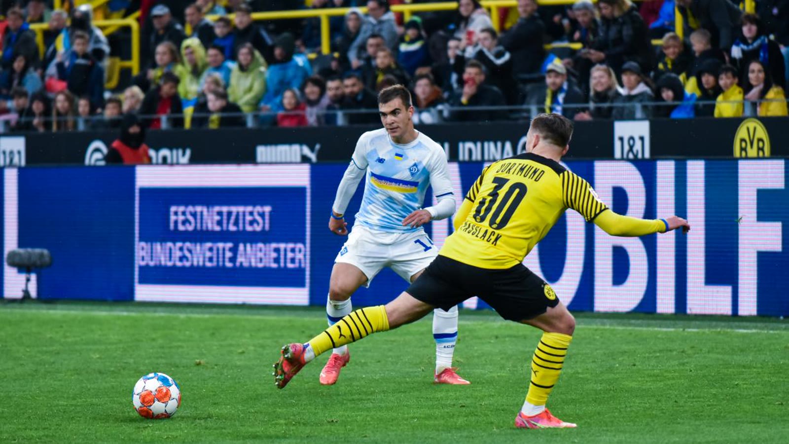 Borussia Dortmund-spiller i klubbens gul-sorte hjemmebanetrøje under en kamp på Signal Iduna Park