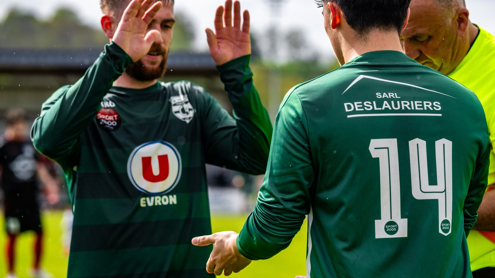 Ryggen af en grøn fodboldtrøje med sponsornavn og nummer 14